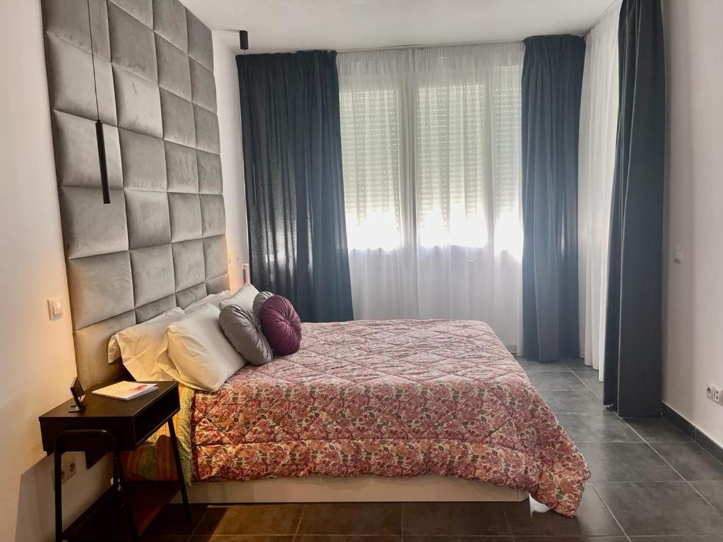 Moderno Estudio Junto A Nogalera - *